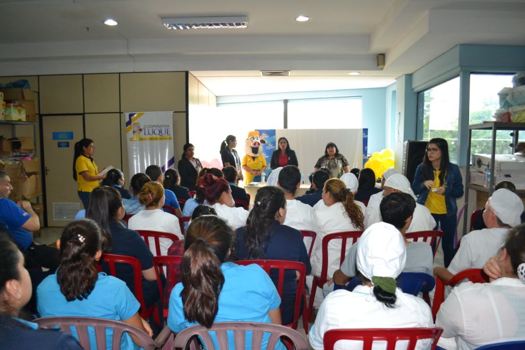 Con el objetivo de seguir estrechando vínculos con las empresas de la Ciudad, en la jornada de hoy visitamos a los funcionarios de Comercial San Cayetano S.R.L quiénes recibieron informaciones muy útiles referente al uso correcto del salario, tarjetas, ahorros y también los beneficios que obtendrían si son socios de una institución cooperativa; la comitiva fué encabezada por la Gerente de Servicios Sociales y Educativos Lic. Edith Arguello y Gerente de Operaciones Lic. Estela Centurion.