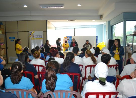 Con el objetivo de seguir estrechando vínculos con las empresas de la Ciudad, en la jornada de hoy visitamos a los funcionarios de Comercial San Cayetano S.R.L quiénes recibieron informaciones muy útiles referente al uso correcto del salario, tarjetas, ahorros y también los beneficios que obtendrían si son socios de una institución cooperativa; la comitiva fué encabezada por la Gerente de Servicios Sociales y Educativos Lic. Edith Arguello y Gerente de Operaciones Lic. Estela Centurion.